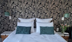 4 bedrooms, iron/ironing board, WiFi, bed sheets