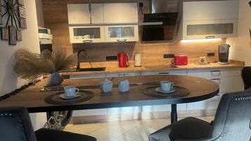 Kühlschrank, Mikrowelle, Ofen, Herdplatte