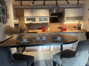 Kühlschrank, Mikrowelle, Ofen, Herdplatte