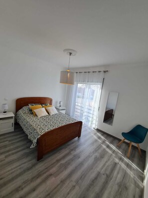 4 habitaciones, tabla de planchar con plancha, wifi y ropa de cama