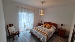 4 slaapkamers, een strijkplank/strijkijzer, wifi, beddengoed