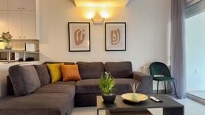 Leilighet – superior, ikke-røyk, kjøkken | Oppholdsrom | En 42-tommers TV med kabel-kanaler