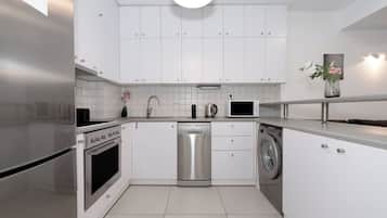 Appartement Supérieur, non-fumeurs, cuisine | Cuisine privée | Réfrigérateur, micro-ondes, four, plaque de cuisson