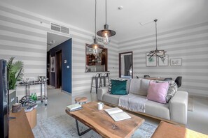 Living area - Spacious 1B with Balcony Overlooking City Views (Dubai)