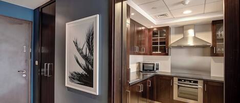 Kühlschrank, Mikrowelle, Wasserkocher mit Kaffee-/Teezubehör, Toaster