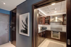 Fridge, microwave, coffee/tea maker, toaster - Spacious 1B with Balcony Overlooking City Views (Dubai)