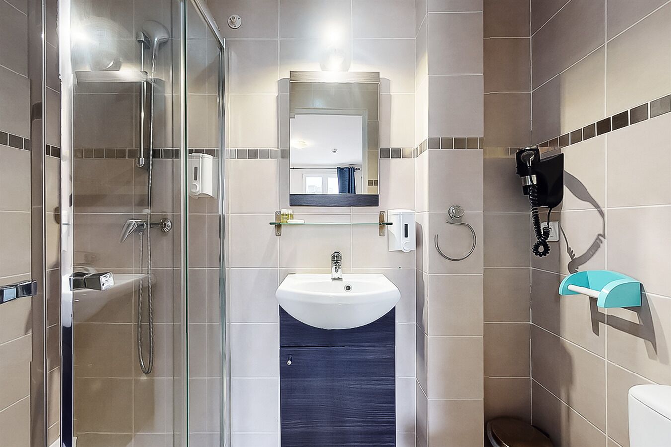 Dusche, Haartrockner, Handtücher, Seife