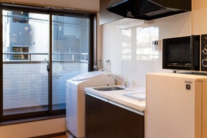 Refrigerador, microondas, placa de cocina, tetera/pava eléctrica