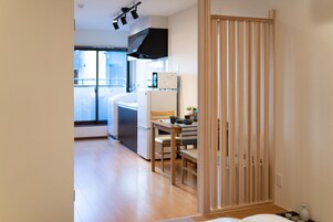 Refrigerador, microondas, placa de cocina, tetera/pava eléctrica