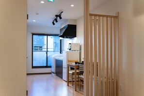 Superior tweepersoonskamer, niet-roken | Privékeuken | Een koelkast, een magnetron, een kookplaat, een waterkoker