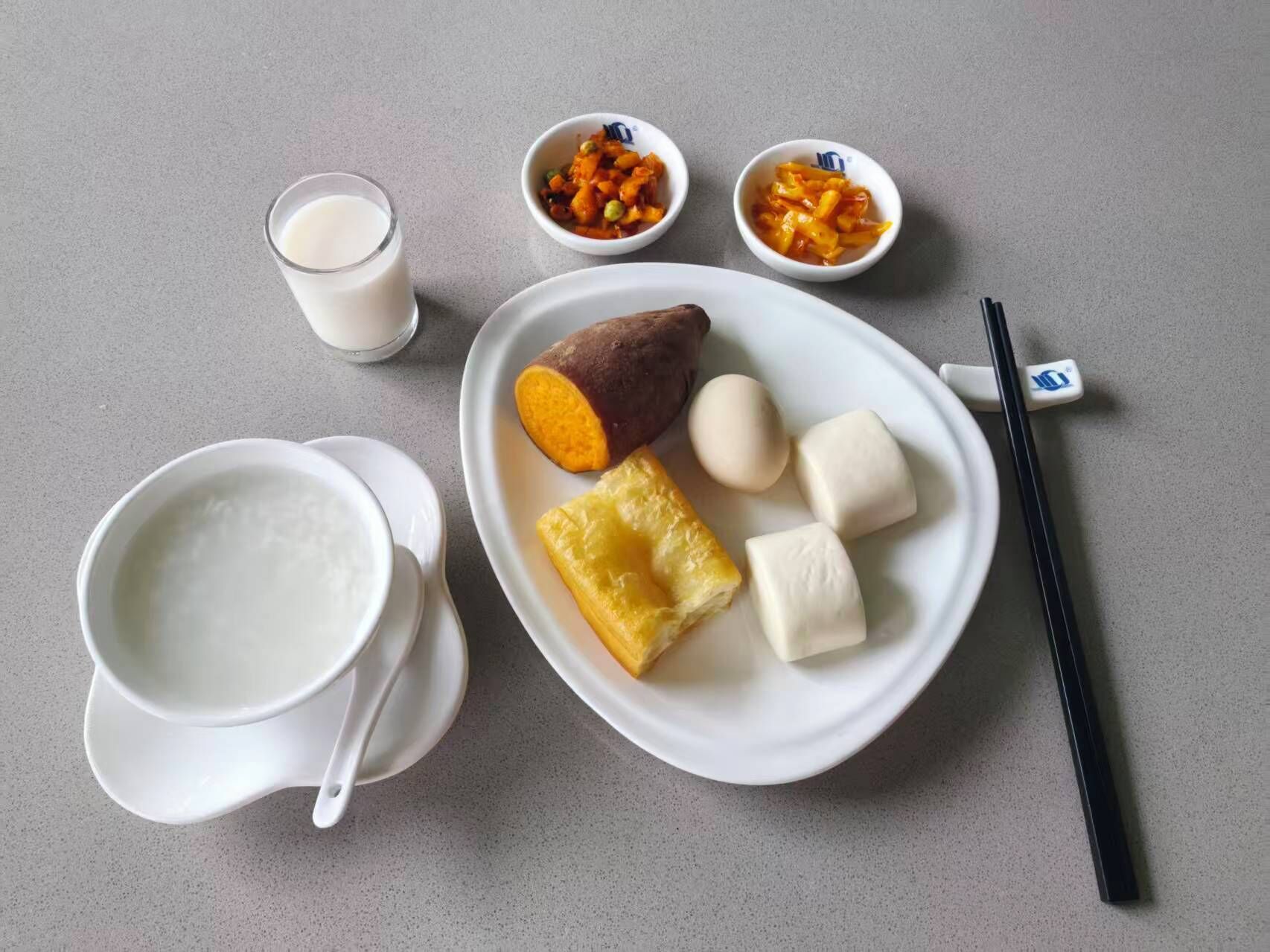 Un plato con boniato, mochi y un tazón de sopa.
