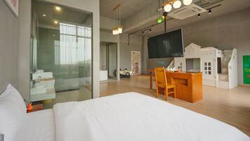 Down duvets, desk, laptop workspace, free WiFi