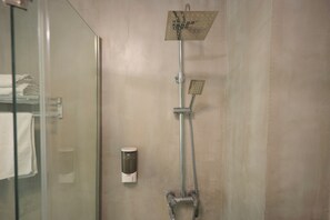 Ducha, artículos de tocador gratuitos, secador de pelo, toallas