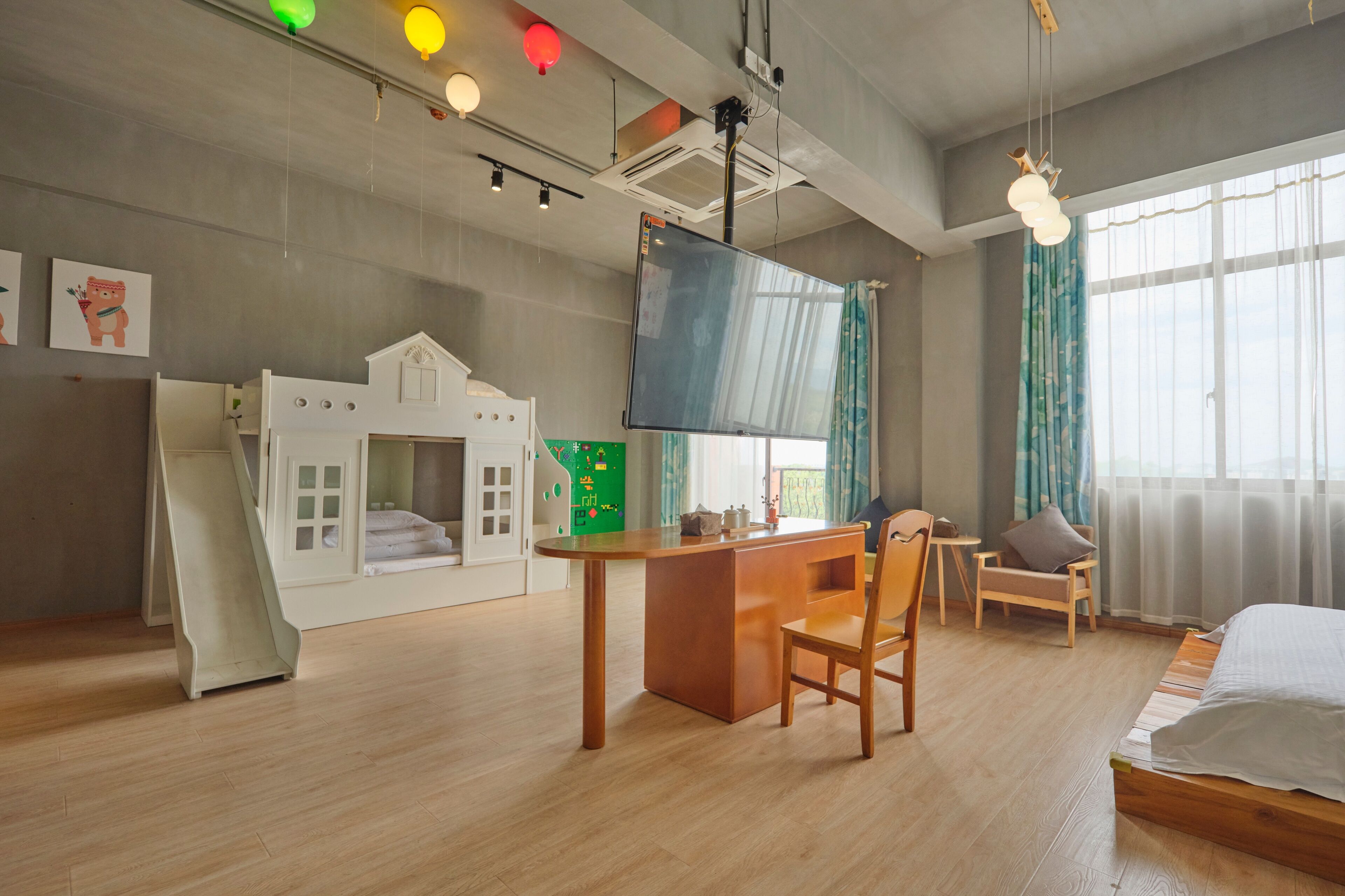 Une chambre conçue pour les enfants, avec une maison de jeu, un bureau et un lit.
