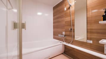 Assecador de cabells, sabatilles, tovalloles i xampú