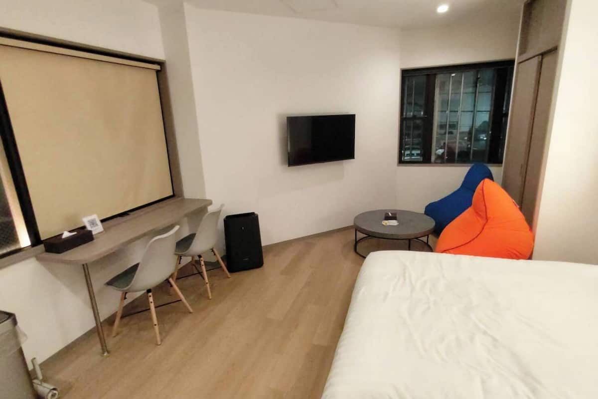 2 bedrooms, in-room safe, blackout curtains, free WiFi