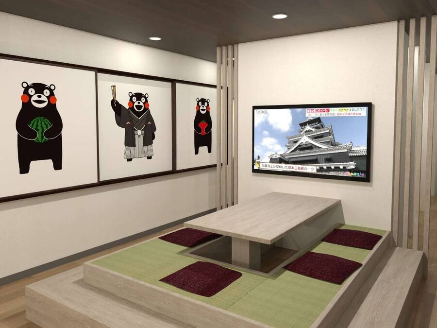 Una habitación de hotel moderna con una cama grande, un televisor que muestra un edificio tradicional y tres obras de arte enmarcadas en la pared.