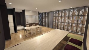 Un interior moderno con comedor, cocina y un panel decorativo.