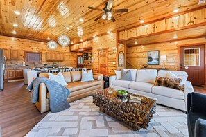 Smart TV, chimenea, videojuegos y futbolito 