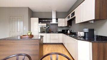 Comfort Apartment, City View | Private kitchen | Coffee/tea maker, electric kettle