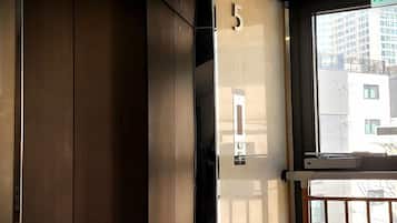 Phòng cách âm, bàn ủi/dụng cụ ủi quần áo