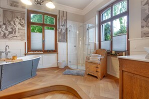 Dusche, Haartrockner, Handtücher