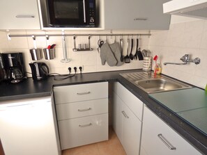 Frigorifero, microonde, piano cottura, lavastoviglie