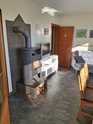 TV, caminetto, lettore DVD