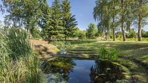 A serene pond surrounded by trees and grass. - Holiday Apartment 'Landhaus Heiddorf' with 2 Comfortable Bedrooms, Terrace with BBQ & Sun Loungers (Neu Kaliß)