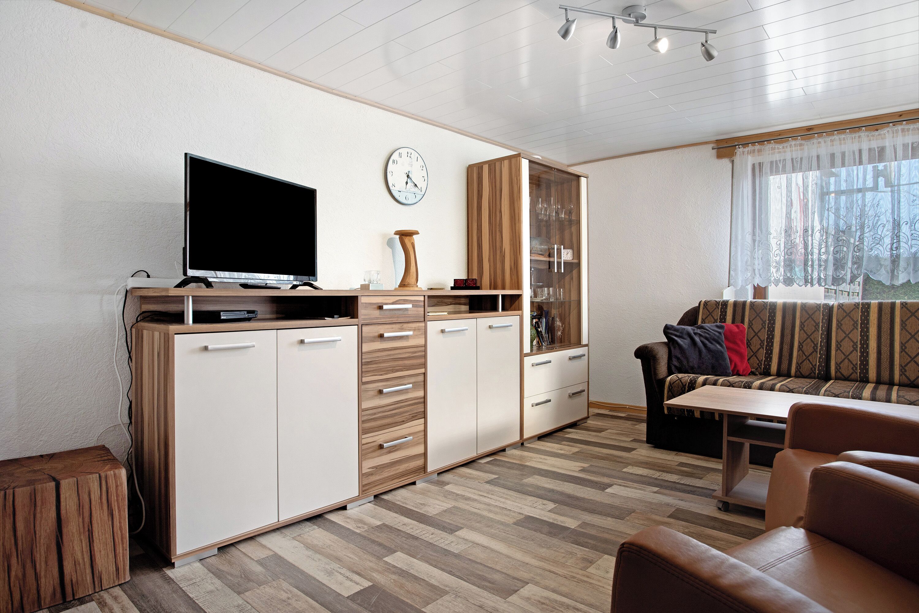 Fernseher, DVD-Player, Stereoanlage