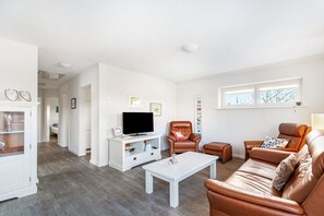 TV, stereo - Apartment 'Erwin' with Shared Terrace, Shared Garden and Wi-Fi (Breklum)