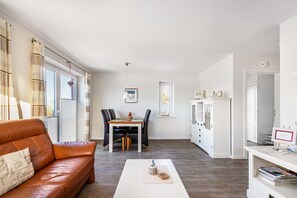 TV, stereo - Apartment 'Erwin' with Shared Terrace, Shared Garden and Wi-Fi (Breklum)