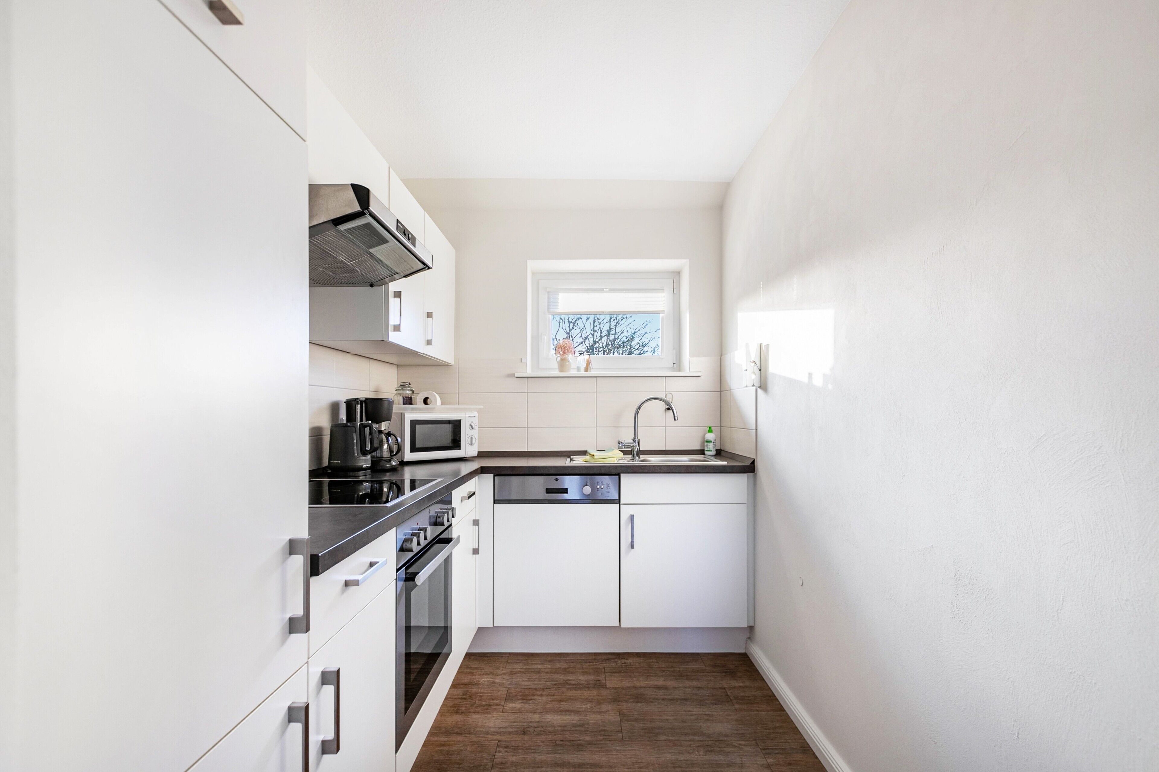 Køleskab, mikrobølgeovn, ovn, kogeplade