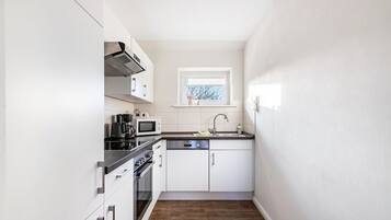 Køleskab, mikrobølgeovn, ovn, kogeplade