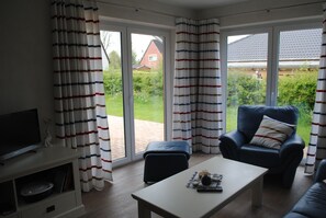 TV, stereo - Apartment 'Stine' with Shared Terrace, Shared Garden and Wi-Fi (Breklum)