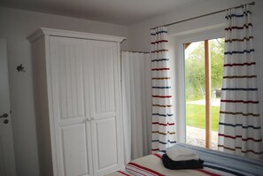 2 bedrooms, free WiFi, bed sheets - Apartment 'Stine' with Shared Terrace, Shared Garden and Wi-Fi (Breklum)