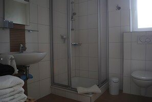 Dusche, Haartrockner, Handtücher