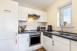 Jääkaappi, mikroaaltouuni, uuni, liesi