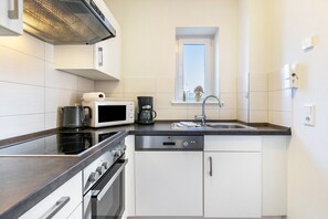 Fridge, microwave, oven, stovetop - Apartment 'Hinnerk' with Shared Terrace, Shared Garden and Wi-Fi (Breklum)