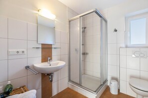 Shower, hair dryer, towels
