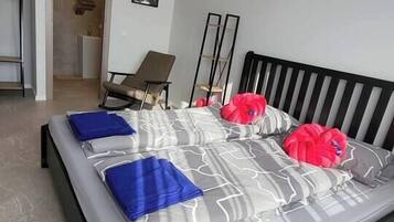 1 dormitori, planxa i posts de planxar, wifi i roba de llit