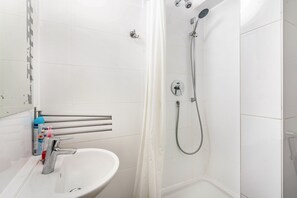 Douche, sèche-cheveux, serviettes fournies