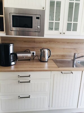 Réfrigérateur, micro-ondes, four, plaque de cuisson