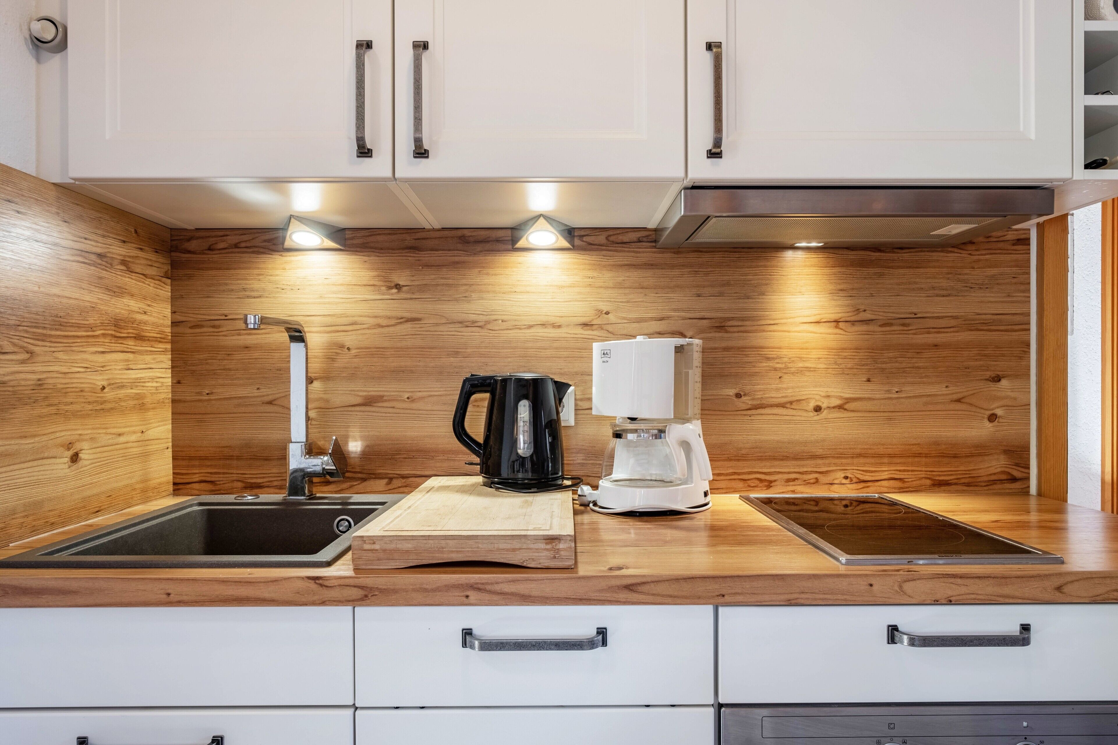 Een koelkast, een microgolfoven, een oven, een kookplaat