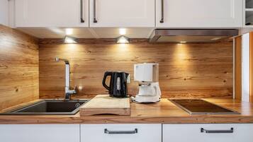 Een koelkast, een microgolfoven, een oven, een kookplaat