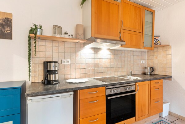 Fridge, oven, stovetop, coffee/tea maker