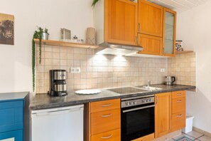 Refrigerador, horno, parrilla de estufa y cafetera y tetera 