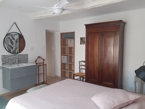 3 bedrooms, iron/ironing board, travel cot, WiFi - Comfortable country house with large fenced garden (Tourves)
