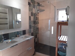 Shower, hair dryer, towels - Comfortable country house with large fenced garden (Tourves)