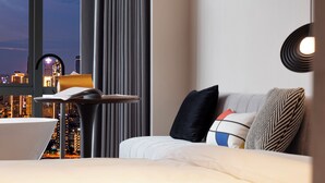 ห้องอีโคโนมีดับเบิล | เครื่องนอนระดับพรีเมียม, ผ้านวมขนเป็ด, เตียงพร้อมฟูกเสริมที่นอน